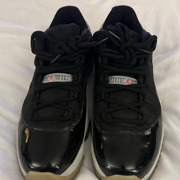 mens used jordans black and white and red in men’s 11- no box - Picture 4 of 9